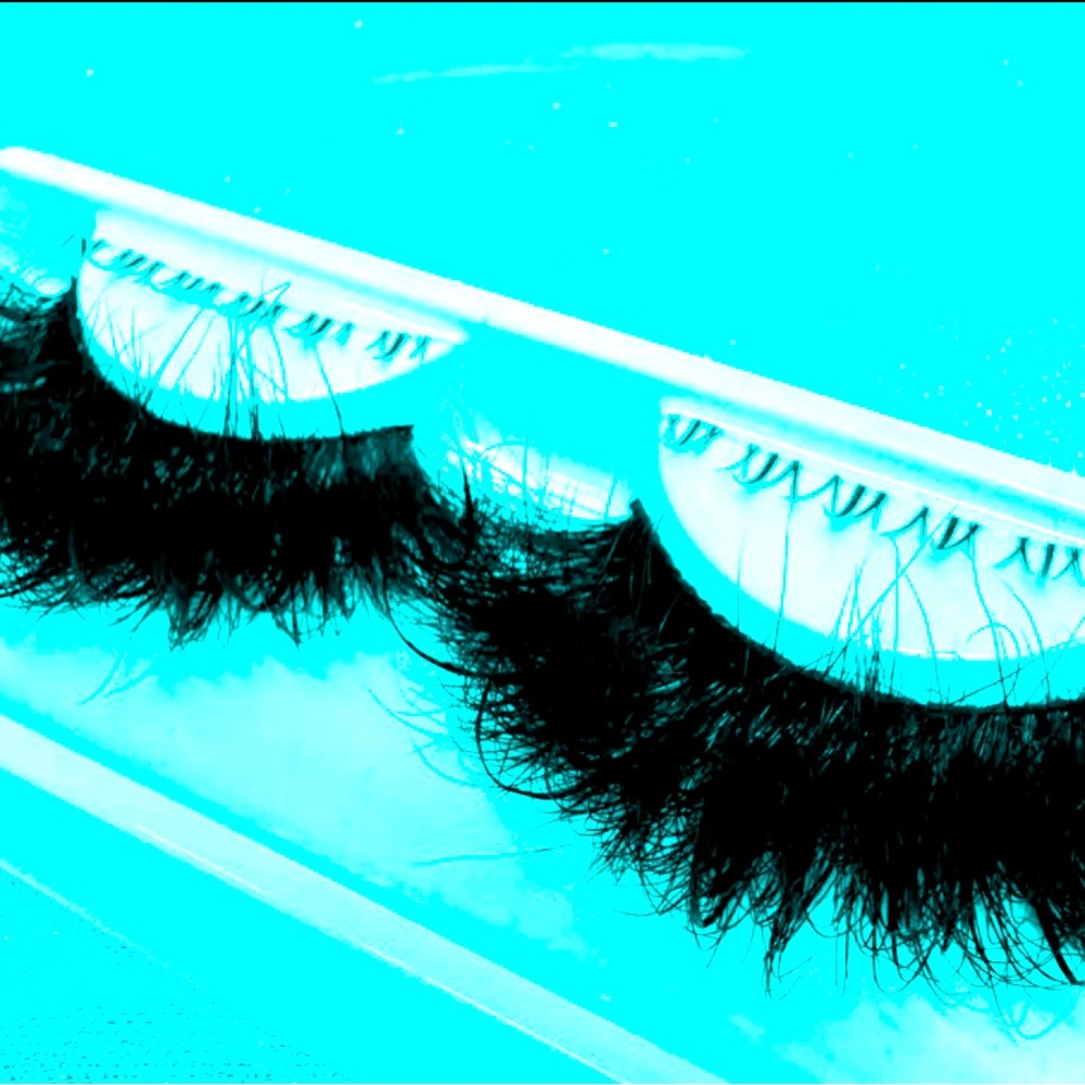 3D layer 100 percent mink lashes clear band color black comes with lash brush
